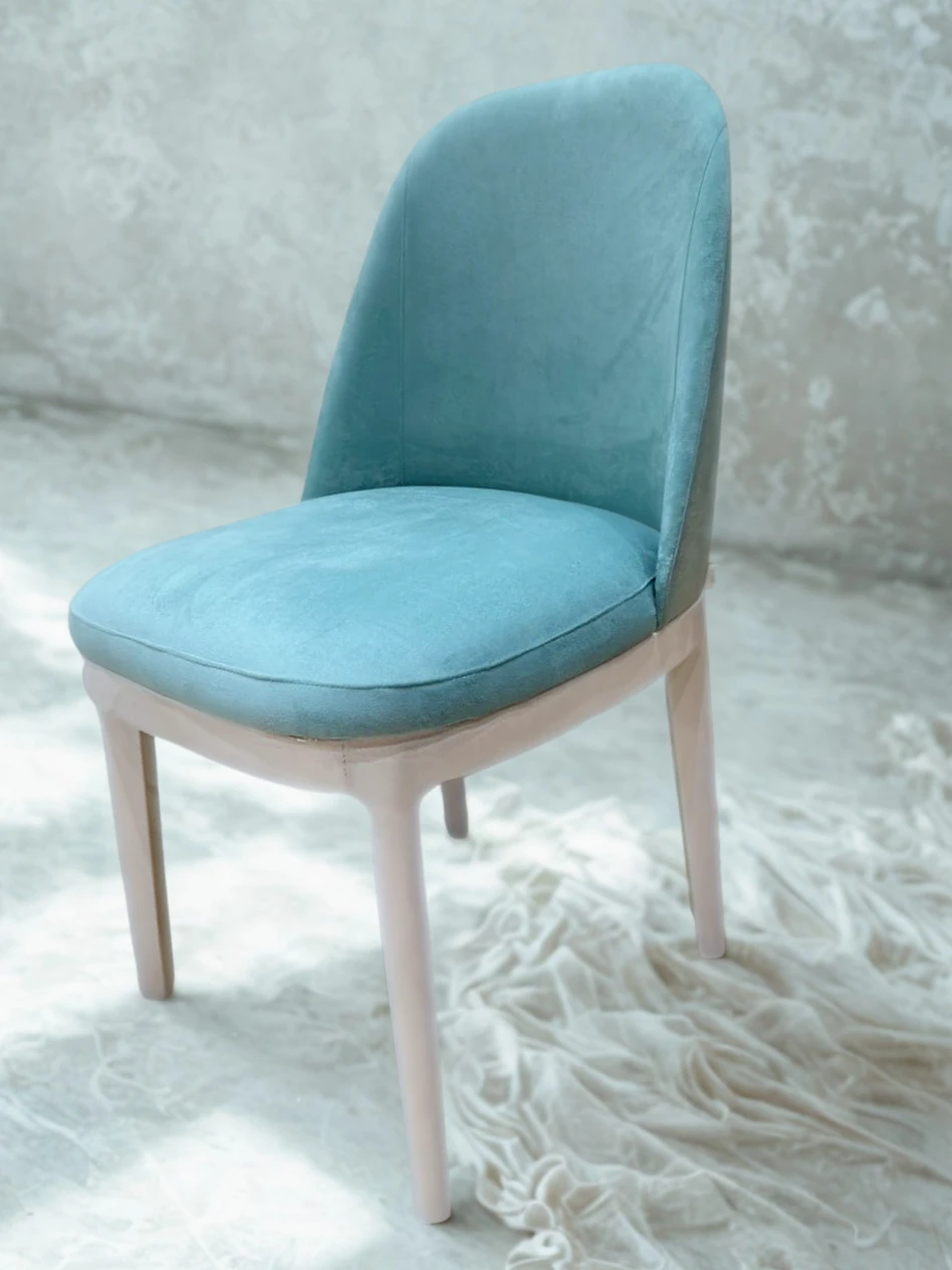 Silla tapizada celeste vista 1