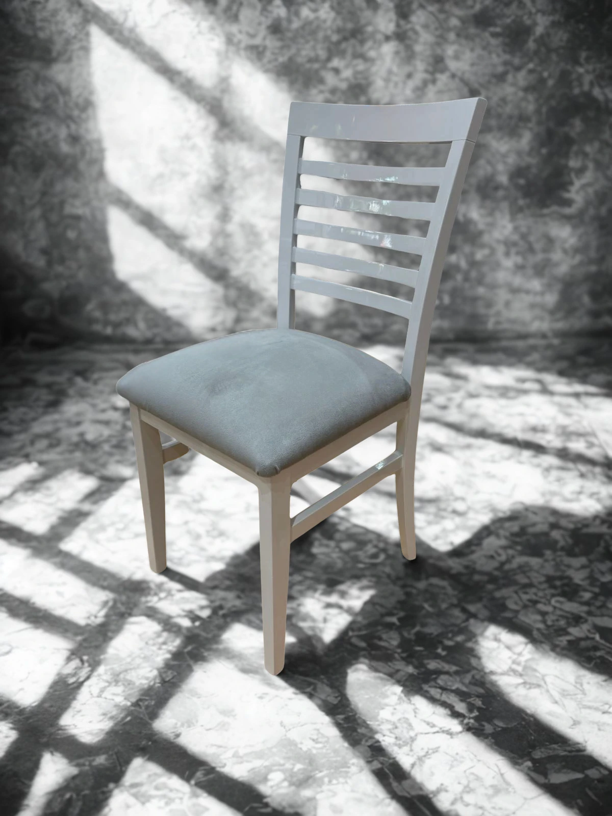 Silla gris escalera vista 1