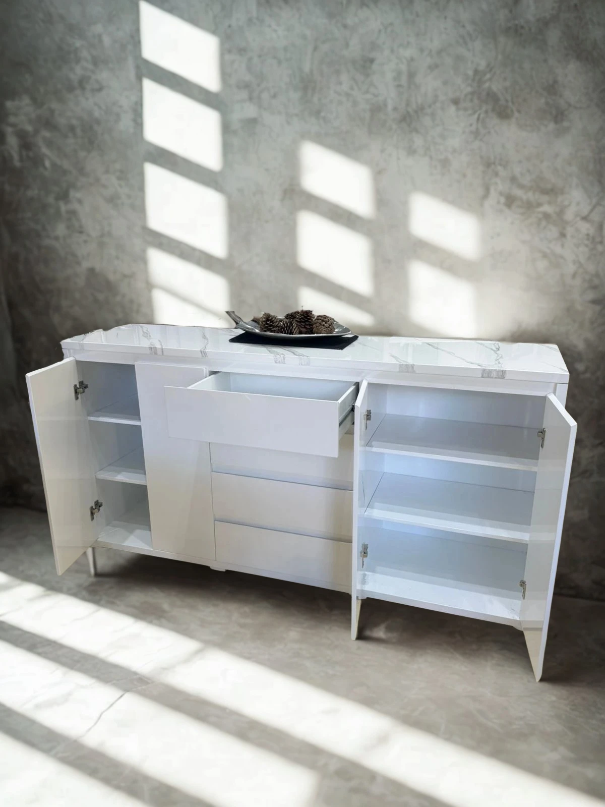 Vajillero Mármol Premium abierto